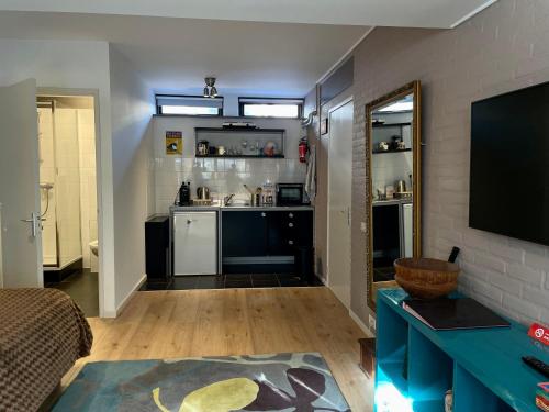 um quarto com uma cozinha e uma sala de estar em In The Heart of Zandvoort em Zandvoort
