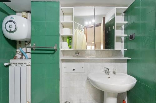 y baño con lavabo y espejo. en Casetta Indipendente, en Castelnuovo Magra