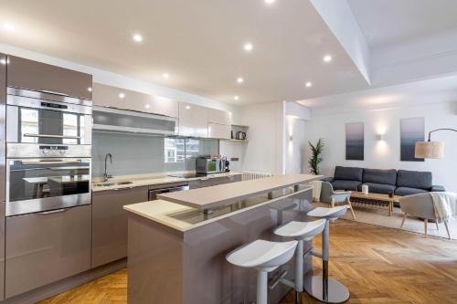 Zdjęcie z galerii obiektu Renovated apartment 80m2 6P - 2BR - Cannes Palm Be w Cannes