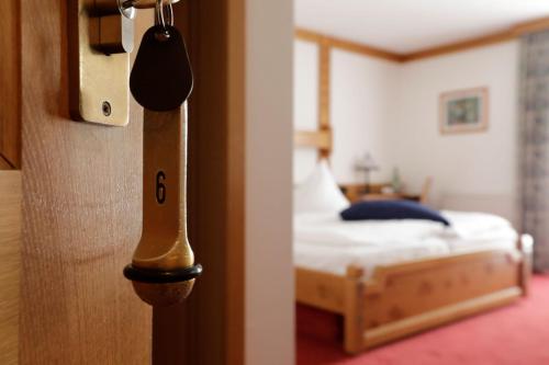 Una puerta a un dormitorio con una cama. en Winzerhof Brachtendorf en Alken
