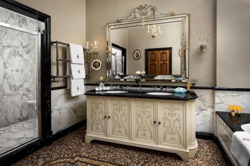 baño con lavabo y espejo grande en Hotel Danieli, Venice, en Venecia