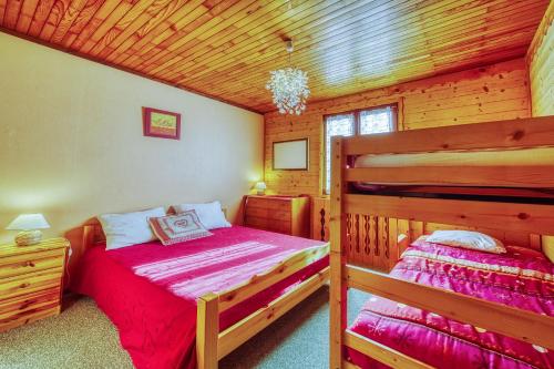 拉圖緒爾的住宿－Chalet les Colchiques，小木屋内一间卧室,配有两张床