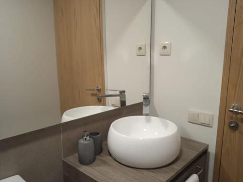 テーラス・デ・ボウロにあるVillaGarcia-Casa da Peneiraのバスルーム(白い洗面台、鏡付)