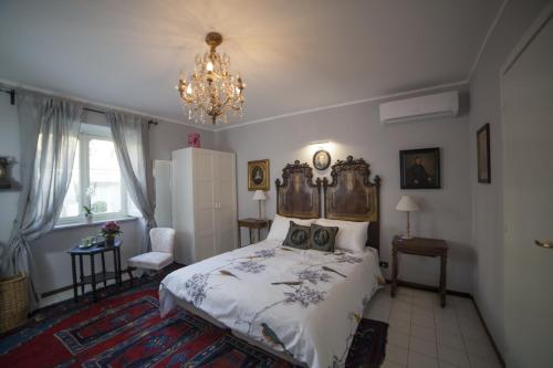 1 dormitorio con cama y lámpara de araña en Residenze Torinesi, en Turín