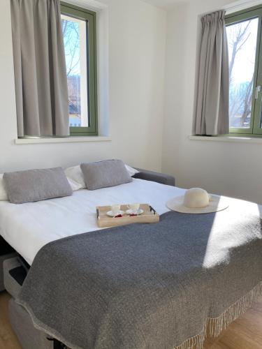 een slaapkamer met een bed met twee hoeden erop bij Innesti Rooms&Apartments in Pergine Valsugana