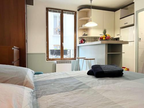 Il comprend une chambre avec un grand lit et une cuisine. dans l'établissement Eden Moon, à Paris