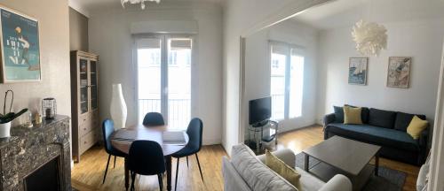 - un salon avec une table et un canapé dans l'établissement L'Aiguillon, bel appartement hyper-centre, à Brest