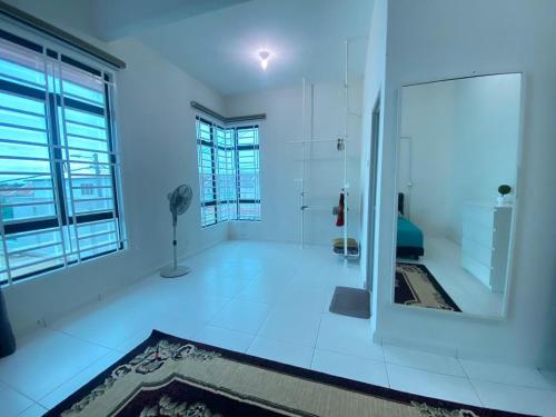 baño blanco con ducha y espejo en 5Room Home2stay Hayyan Muslim Pool, en Melaka