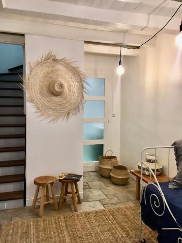 - un salon avec une penderie en rotin dans l'établissement L'Atelier du Vieux Port avec Parking, à La Rochelle