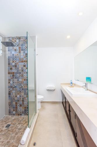 ein Badezimmer mit zwei Waschbecken und einer Dusche in der Unterkunft Royal Decameron Salinitas - All Inclusive in Los Cóbanos
