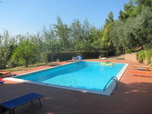 - une grande piscine dans une cour arborée dans l'établissement Casale della Luna, à Ancône