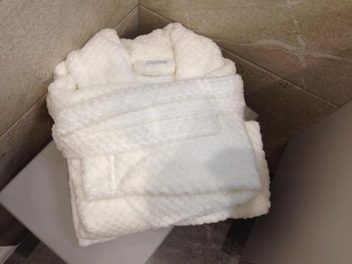 メーリッハにあるWhite Sandsの箱の上に白いタオルが置いてある