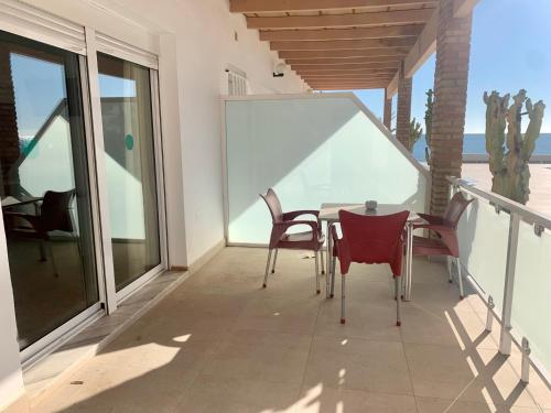 a patio with a table and chairs on a balcony at Hospedium Hotel Continental in Mojácar
