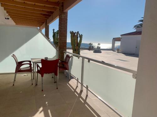 a patio with a table and chairs on a balcony at Hospedium Hotel Continental in Mojácar