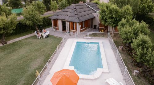 una vista aérea de una casa con piscina en Jumani Cabañas en San Rafael