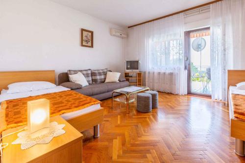Posteľ alebo postele v izbe v ubytovaní Apartment in Crikvenica 14098