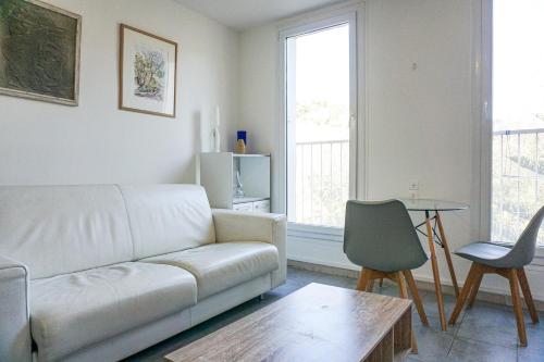 un salon avec un canapé et une table dans l'établissement LA LAVANDE - Hyper centre - Wifi, à Cassis