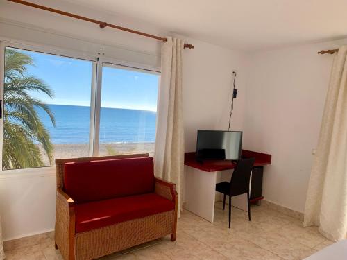 a room with a desk and a computer and a window at Hospedium Hotel Continental in Mojácar