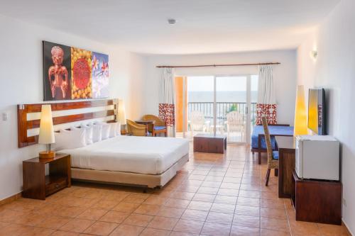 Un dormitorio con una cama y un televisor. en Royal Decameron Salinitas - All Inclusive, en Los Cóbanos