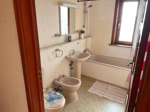 La salle de bains est pourvue de toilettes, d'un lavabo et de toilettes. dans l'établissement Parque Holandés Fuerteventura casa Mayte, à La Oliva