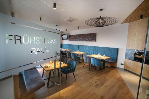 a restaurant with tables and chairs in a room at Schlafgut FAM Steurer in Jois