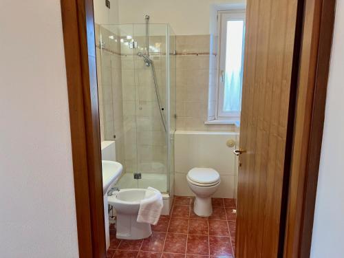 a bathroom with a shower and a toilet and a sink at Gusela - Piccolo gioiello vicino al centro in Visome