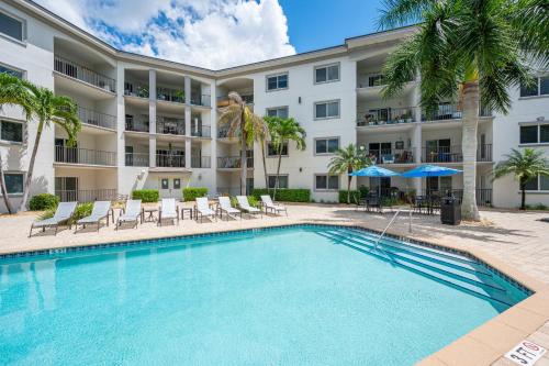 The swimming pool at or close to Modern 1BR condo-5 min Bike ride to the beach