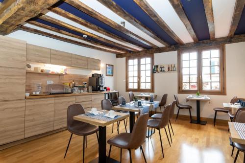 Kuchyň nebo kuchyňský kout v ubytování Hôtel Lastiry