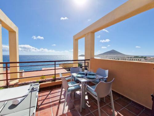 d'un balcon avec une table et des chaises et une vue sur l'océan. dans l'établissement MEDANO4YOU The Ocean Terrace Penthouse, à El Médano