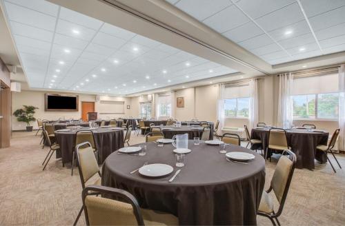Μια τηλεόραση ή/και κέντρο ψυχαγωγίας στο Days Inn & Suites by Wyndham Lindsay