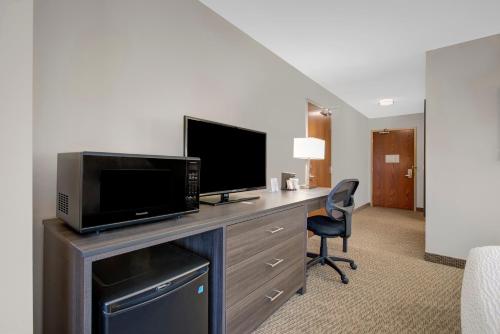 Μια τηλεόραση ή/και κέντρο ψυχαγωγίας στο Days Inn & Suites by Wyndham Lindsay