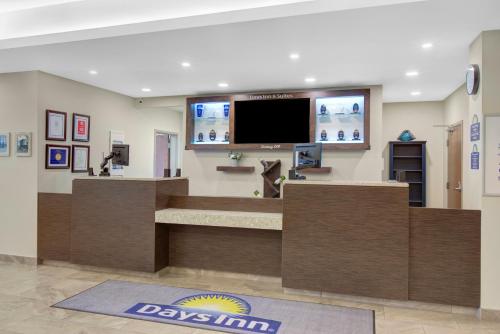 Μια τηλεόραση ή/και κέντρο ψυχαγωγίας στο Days Inn & Suites by Wyndham Lindsay