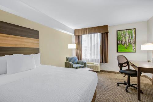 Ένα ή περισσότερα κρεβάτια σε δωμάτιο στο Days Inn & Suites by Wyndham Lindsay