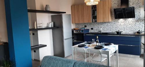 een keuken met een tafel en stoelen bij CIVICO 38. Vista mare, modernità e confort a soli 2 minuti a piedi dalla spiaggia. in Montesilvano