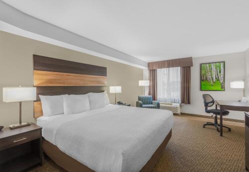 Ένα ή περισσότερα κρεβάτια σε δωμάτιο στο Days Inn & Suites by Wyndham Lindsay