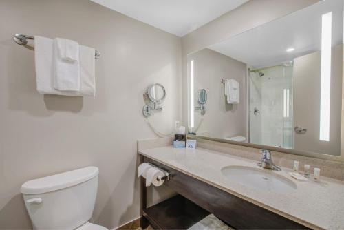 Ένα μπάνιο στο Days Inn & Suites by Wyndham Lindsay