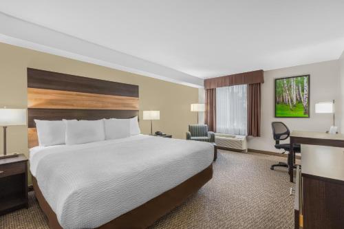 Ένα ή περισσότερα κρεβάτια σε δωμάτιο στο Days Inn & Suites by Wyndham Lindsay