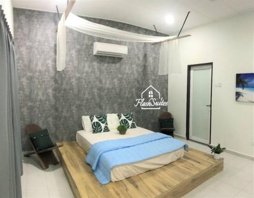 een slaapkamer met een bed en een muur bij Melaka Klebang Bungalow by HelloSuites in Melaka