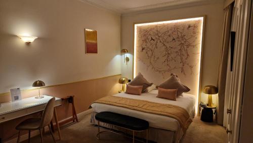Cette chambre comprend un lit et un bureau. dans l'établissement Princesse Caroline, à Paris