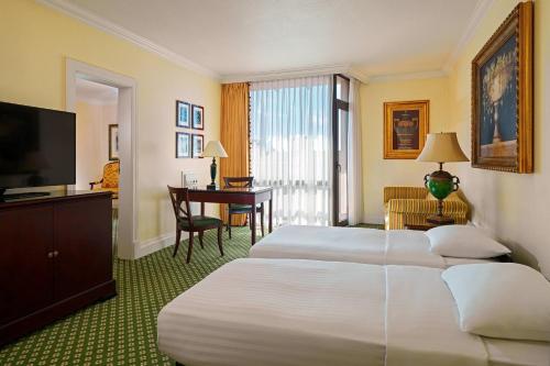 Tempat tidur dalam kamar di Lisbon Marriott Hotel