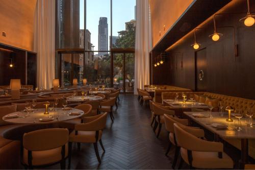 En restaurant eller et andet spisested på The Dubai EDITION