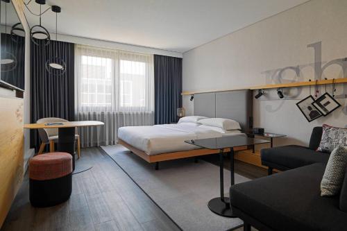 una camera d'albergo con letto e tavolo di Frankfurt Airport Marriott Hotel a Francoforte sul Meno