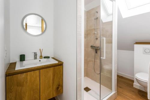 La salle de bains est pourvue d'un lavabo et d'une douche. dans l'établissement Le 37 - Maison 2 chambres en bord de mer, à Saint-Cast-le-Guildo