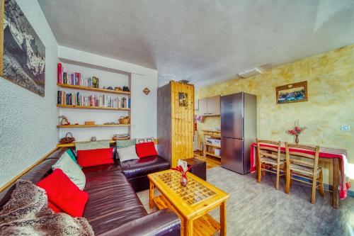un salon avec un canapé et une table dans l'établissement Chalet Melody, à La Toussuire