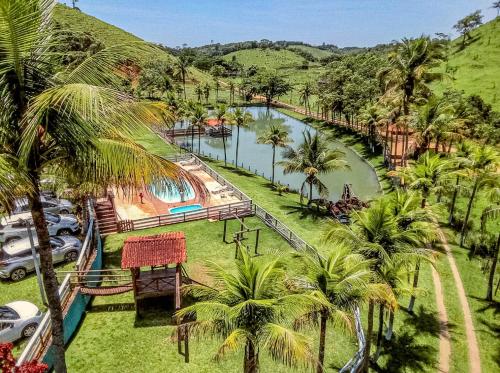 - une vue aérienne sur un complexe avec une piscine et des palmiers dans l'établissement Fazenda Lagoa Azul, à Silva Jardim