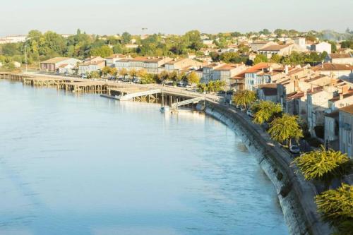 a view of a city with a river and houses at Studio pour 2 personnes à Tonnay Charente in Tonnay-Charente