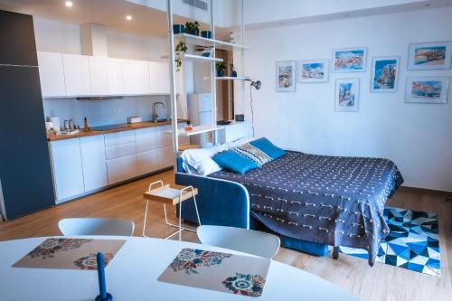 Habitación pequeña con cama y cocina en JLH Aparts - Just Like Home, en Bari