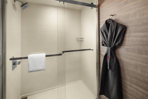 W łazience znajduje się prysznic ze szklanymi drzwiami. w obiekcie Indianapolis Marriott Downtown w mieście Indianapolis