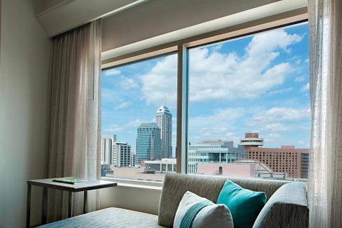 um quarto com uma janela com vista para a cidade em Indianapolis Marriott Downtown em Indianápolis