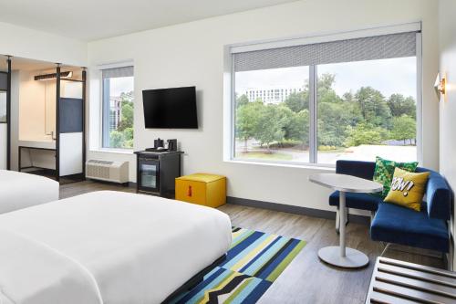 Habitación de hotel con cama grande y TV en Aloft Chattanooga Hamilton Place en Chattanooga